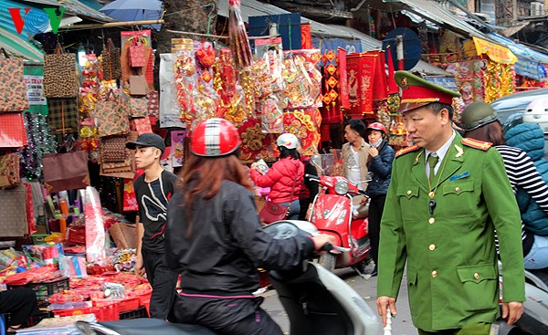 Phố Hàng Mã trước ngày ông Táo về trời  - ảnh 15